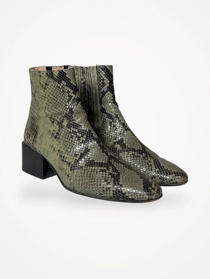 Acne Studios-skinnboots