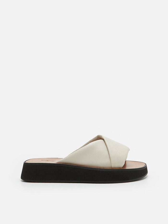 Flattered Bea Leather Cream-sandaler NWOT