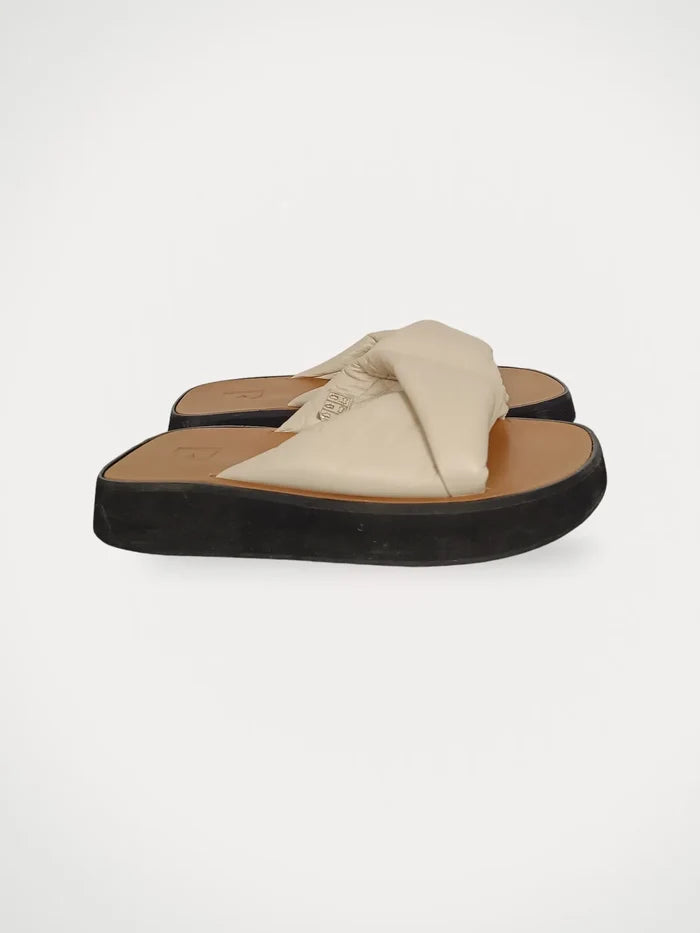 Flattered Bea Leather Cream-sandaler NWOT