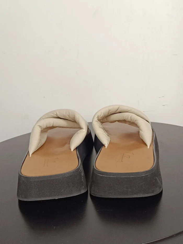 Flattered Bea Leather Cream-sandaler NWOT