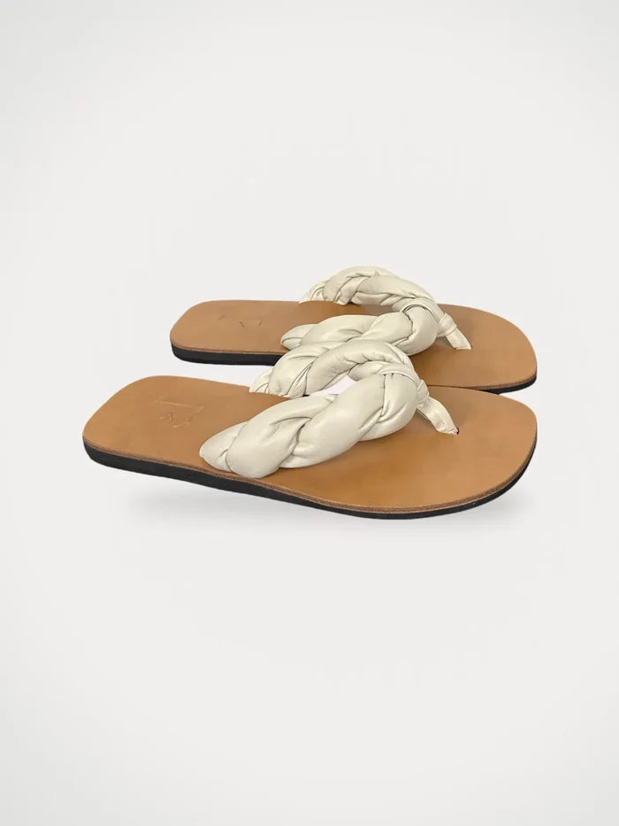 Flattered Blanche Creme Leather-skinnflip-flops NWOT