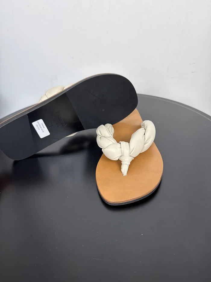 Flattered Blanche Creme Leather-skinnflip-flops NWOT