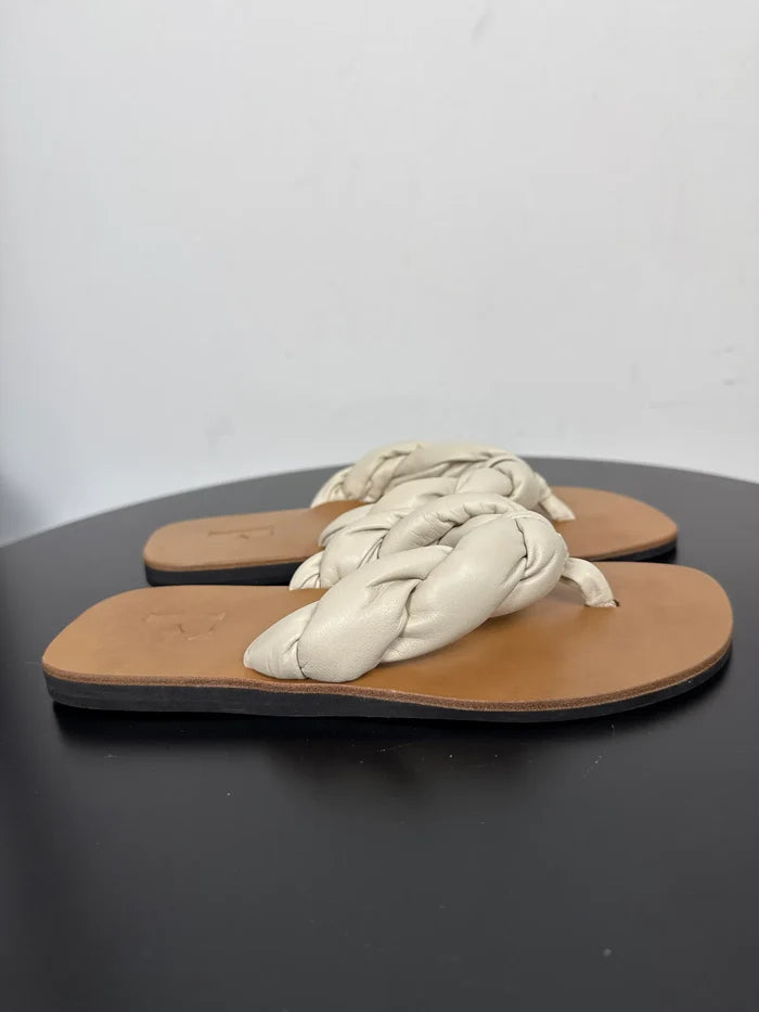 Flattered Blanche Creme Leather-skinnflip-flops NWOT