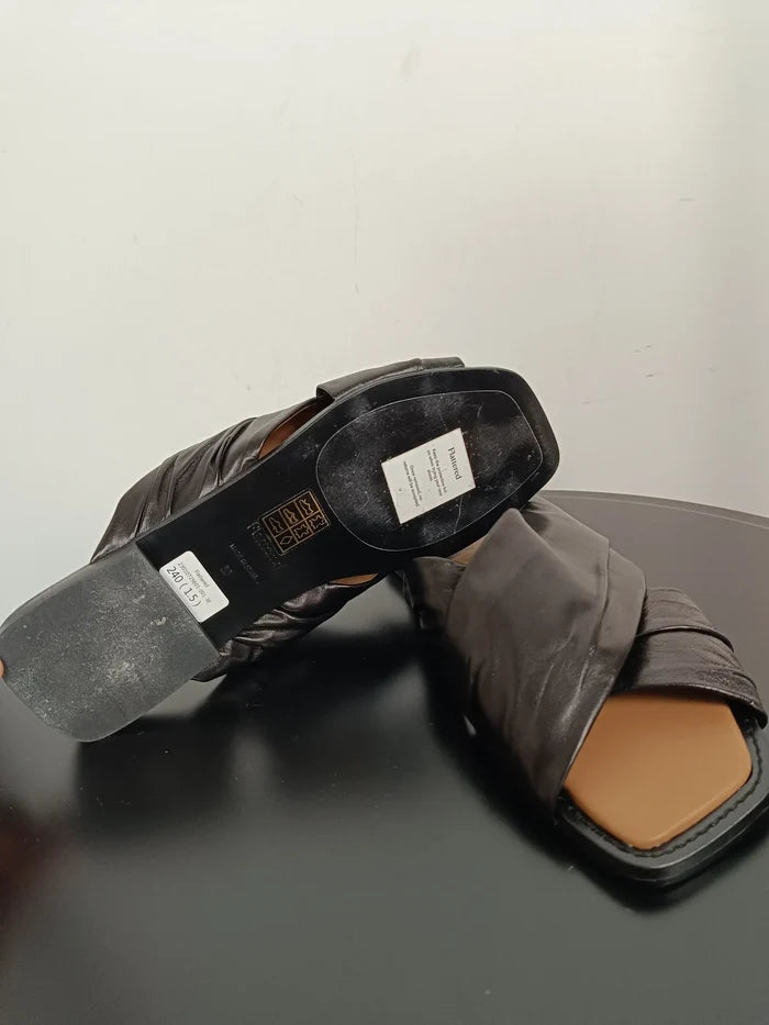 Flattered Gabriella Black Leather-skinnsandaler NWOT