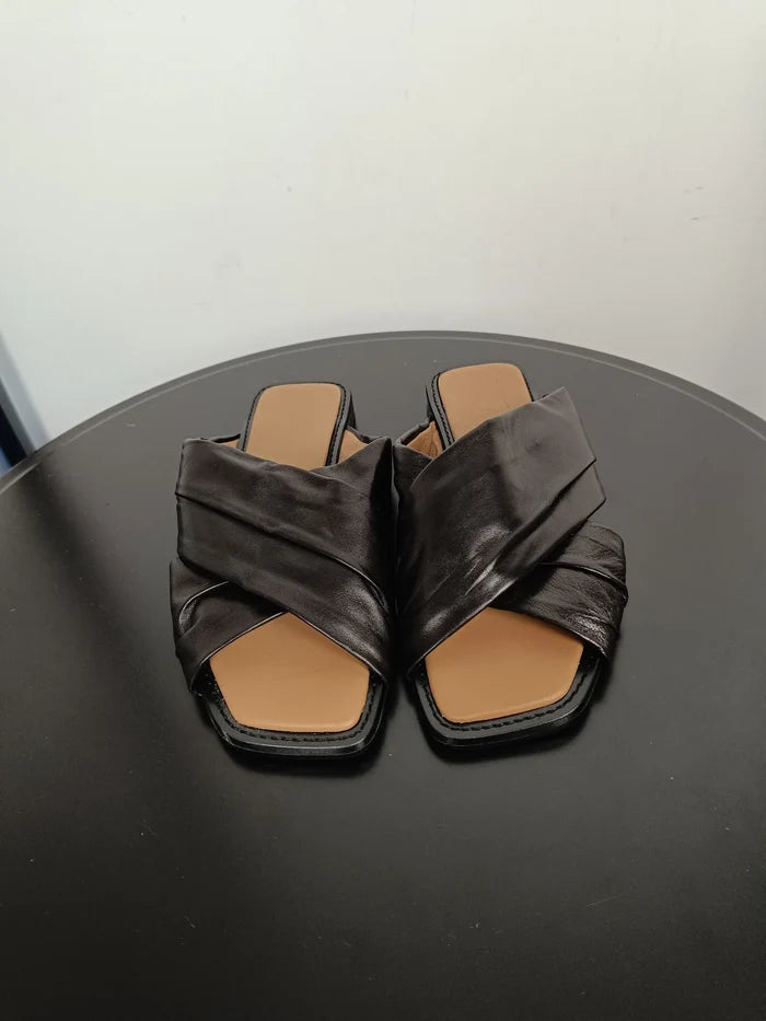 Flattered Gabriella Black Leather-skinnsandaler NWOT