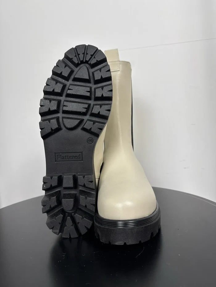 Flattered Lia Creme-skinnboots NWOT